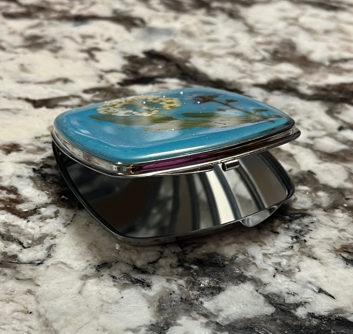 Pressed Flower Resin Compact Mirror – A Touch of Nature & Beauty