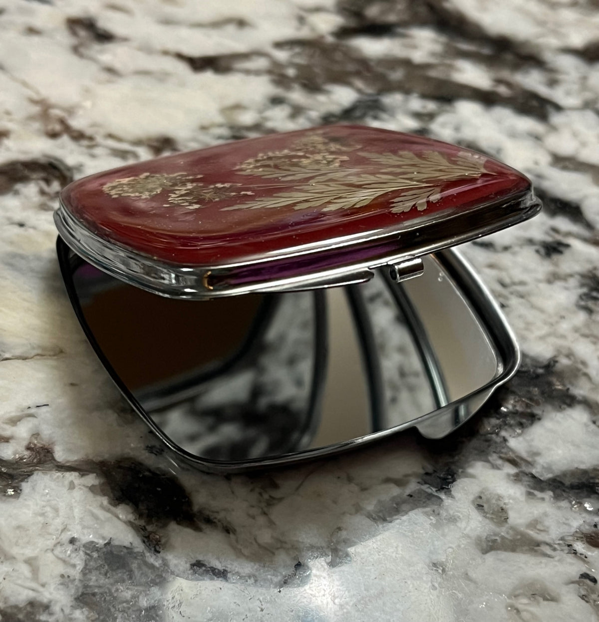 Pressed Flower Resin Compact Mirror – A Touch of Nature & Beauty