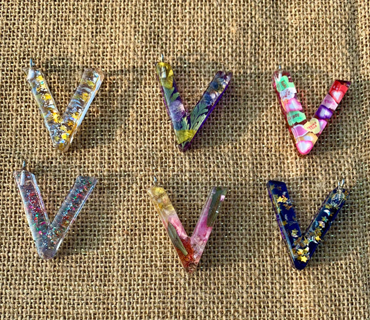 017 - Resin Letter "V" Charms for Keychains