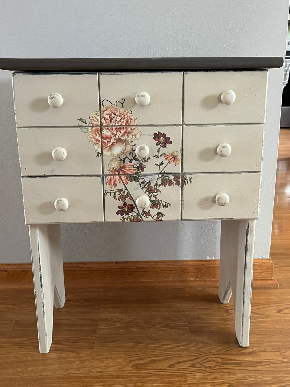 027 - Shabby Chic Distressed Side table