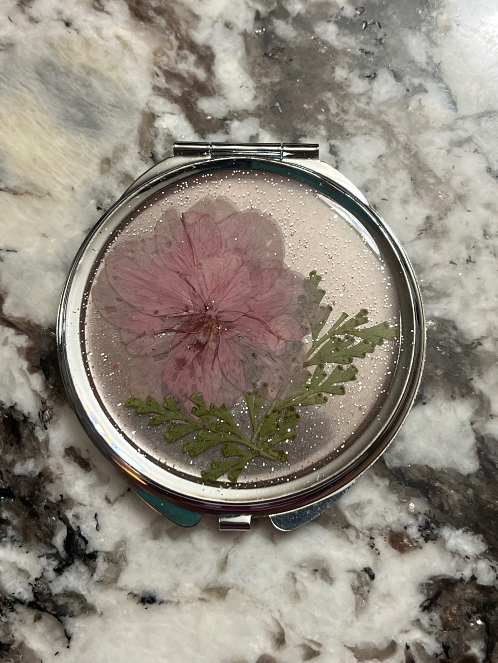 Pressed Flower Resin Compact Mirror – A Touch of Nature & Beauty