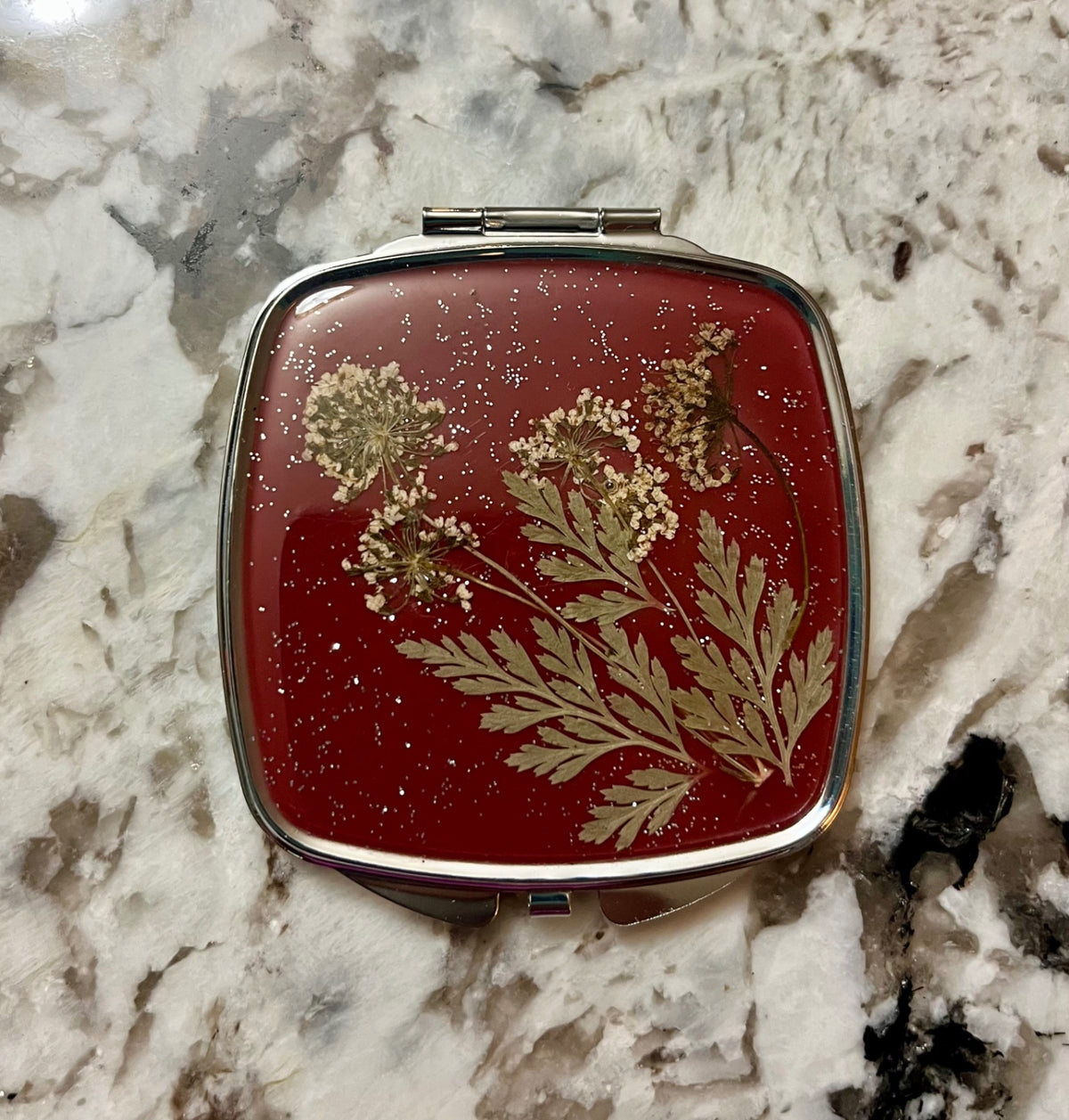 Pressed Flower Resin Compact Mirror – A Touch of Nature & Beauty