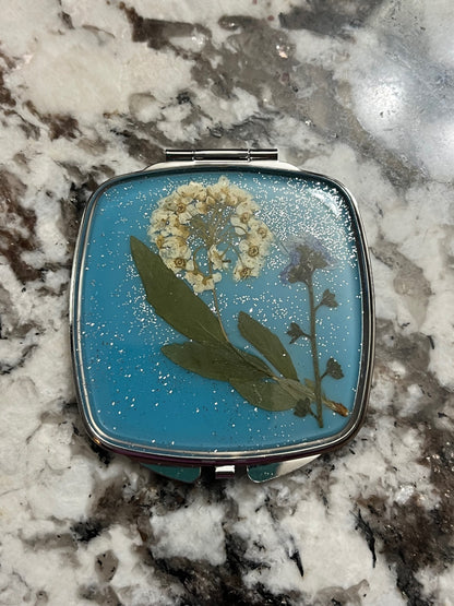 Pressed Flower Resin Compact Mirror – A Touch of Nature & Beauty