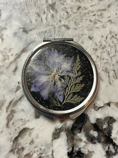 Pressed Flower Resin Compact Mirror – A Touch of Nature & Beauty
