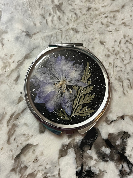Pressed Flower Resin Compact Mirror – A Touch of Nature & Beauty