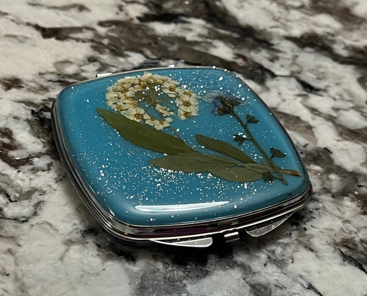 Pressed Flower Resin Compact Mirror – A Touch of Nature & Beauty