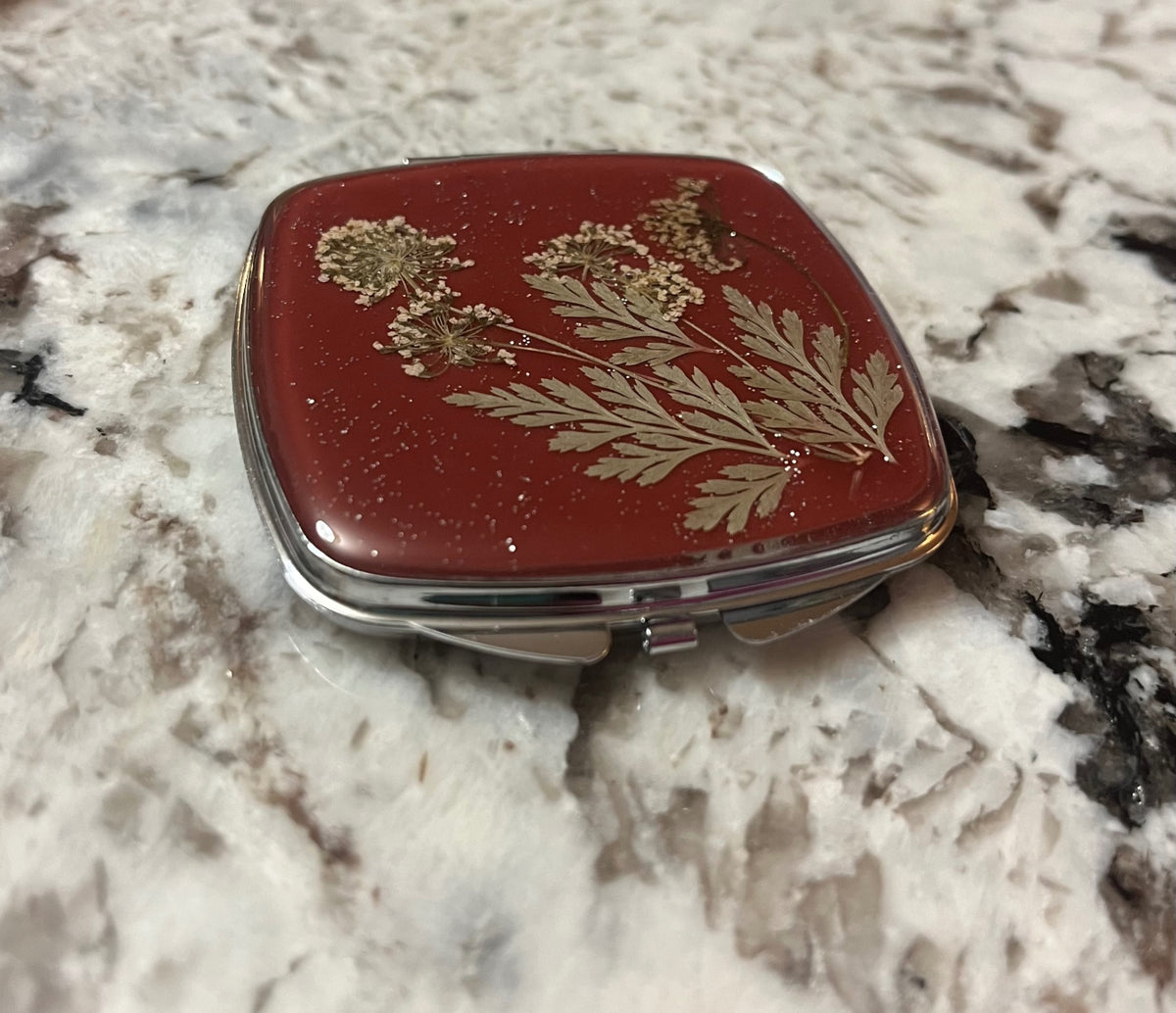 Pressed Flower Resin Compact Mirror – A Touch of Nature & Beauty