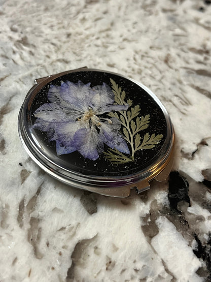 Pressed Flower Resin Compact Mirror – A Touch of Nature & Beauty